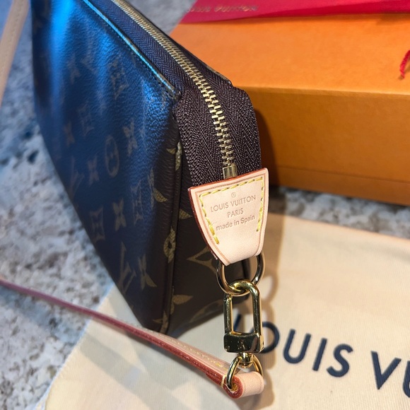 Louis Vuitton Pochette Accessoire Monogram - Picture 4 of 10